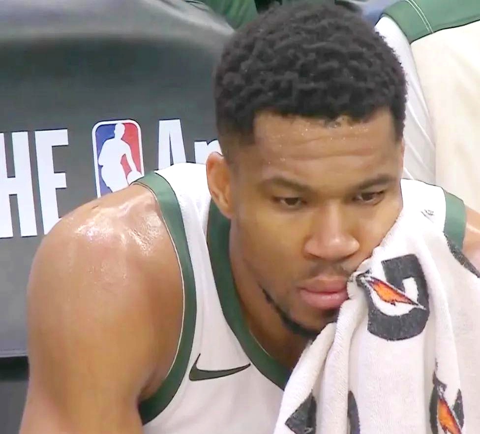 爱游戏娱乐 -莱万多夫斯基连续三场比赛得分超过重要助攻,雄鹿不断突破!(莱万多夫斯基在巴萨的年薪)