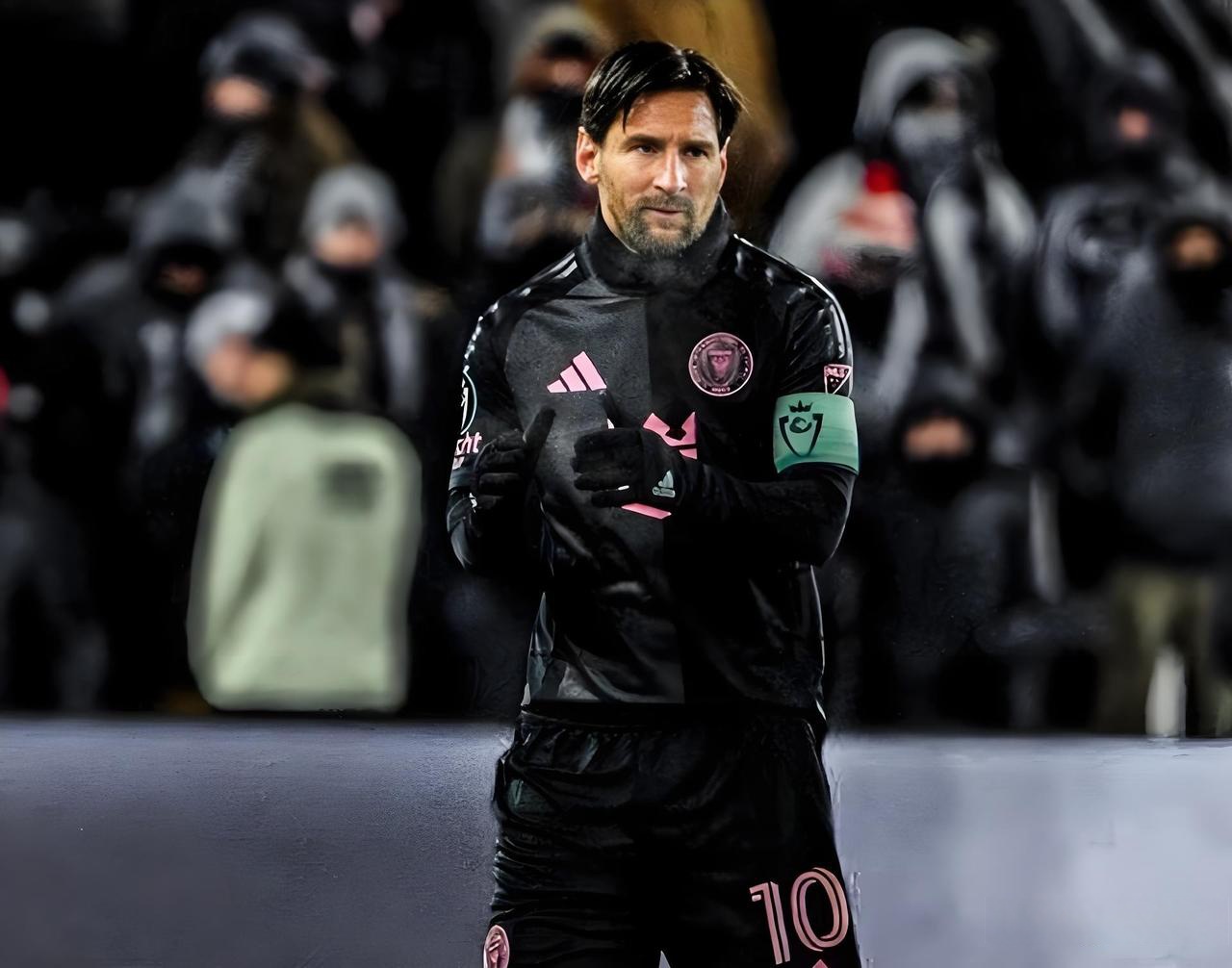 爱游戏在线登录 -梅西重返赛场，败北首场状态出色，篮网观众沸腾！(2024年美洲杯梅西哭了球迷反应)