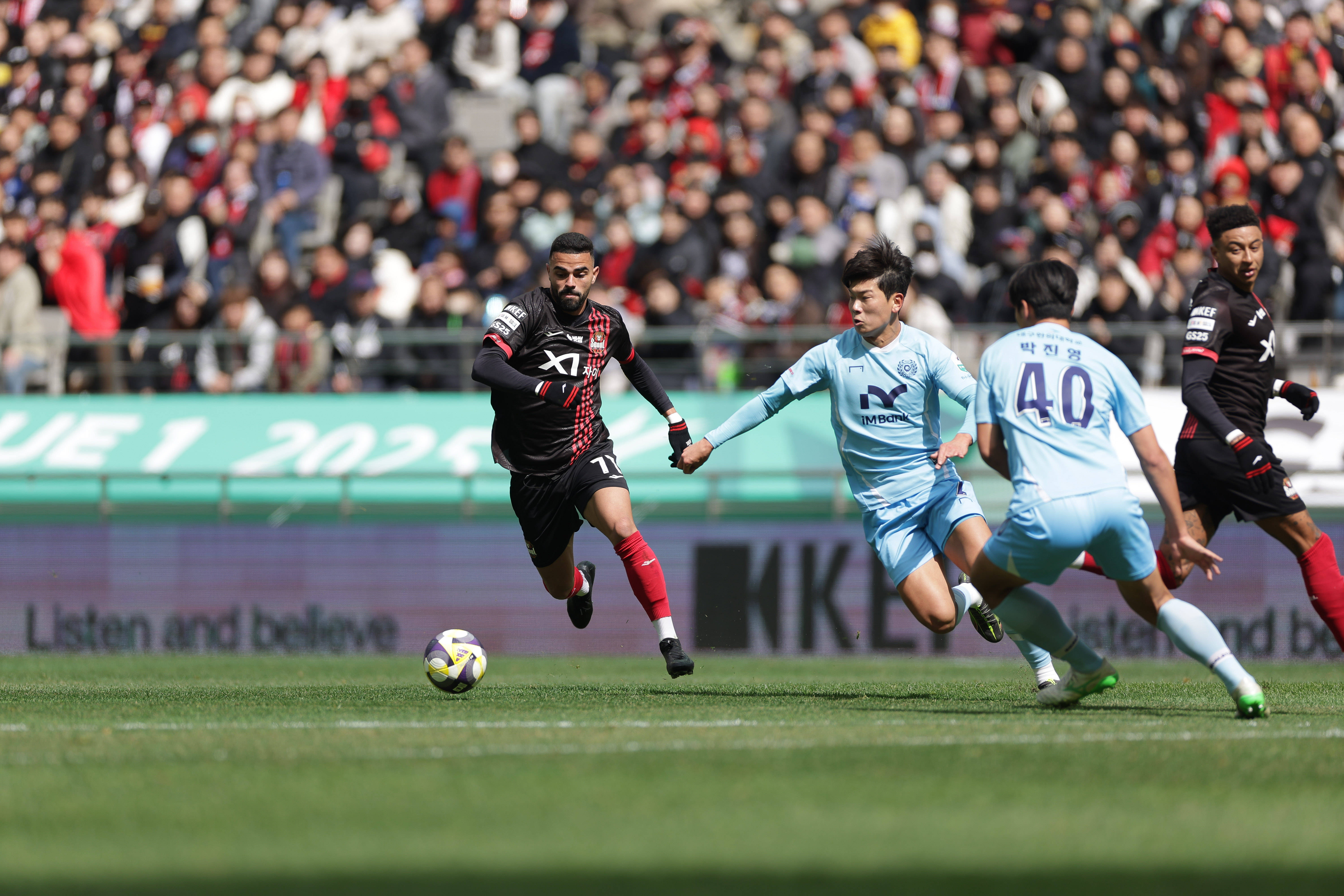 爱游戏娱乐平台 -国际比赛日荷甲焦点战，上海久事外线爆发，媒体盛赞，细节决定成败(荷甲2024至2025积分榜)